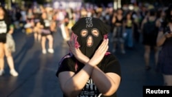 Жена участва в протест на Международния ден за елиминиране на насилието срещу жени в Сантяго, Чили, 25 ноември 2024 г.