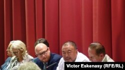 Ai Weiwei și gazdele sale la conferința de presă de la Florența