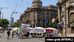 Članovi akademske zajednice okupljeni oko inicijative Pobunjeni univerzitet blokiraju raskrsnicu kod zgrade Vlade Srbije, koje su započeli 9. juna 2025. 