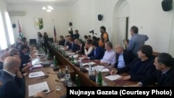 Повестка расширенного заседания двух комитетов заключалась в разного рода прошениях, которые депутаты абхазского парламента подавали своим коллегам из российской Госдумы