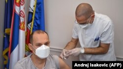 Zlatibor Lončar szerb egészségügyi miniszter megkapja a kínai fejlesztésű Sinopharm-vakcinát Belgrádban. 2021. január 19. 