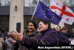 საქართველოს მეხუთე პრეზიდენტი სალომე ზურაბიშვილი და გაფიცვაში მონაწილე მოქალაქე