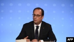 Президент Франции Франсуа Олланд выступает на пресс-конференции по итогам встречи "нормандской четверки" 