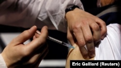 La un centru de vaccinare din Le Cannet, Franța, unde rezidenții unui azil de bătrâni primesc vaccinul Moderna. 19 ianuarie 2021 