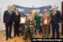 Politicieni în jurul militarilor răniți. Primăria Capitalei le-a oferit diplome și distincții. În centru: caporalul Pătru Eugen Valentin