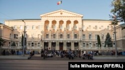 Intrarea în MAI, blocată de susținătorii PD, pentru a împiedica transferul de putere către noua guvernare PSRM-ACUM, 9 iunie 2019