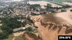 Поплави во Германија - Фотографија направена од властите на Рајн-Ерфт ја покажува областа откако обилните дождови предизвикаа поплави во Ерфштат-Блесем. 16 јули 2021 година. 