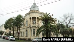 Проект дома был создан известным в то время в Сухуме архитектором – Альфредом Баммэ, чьим излюбленным стилем был модерн