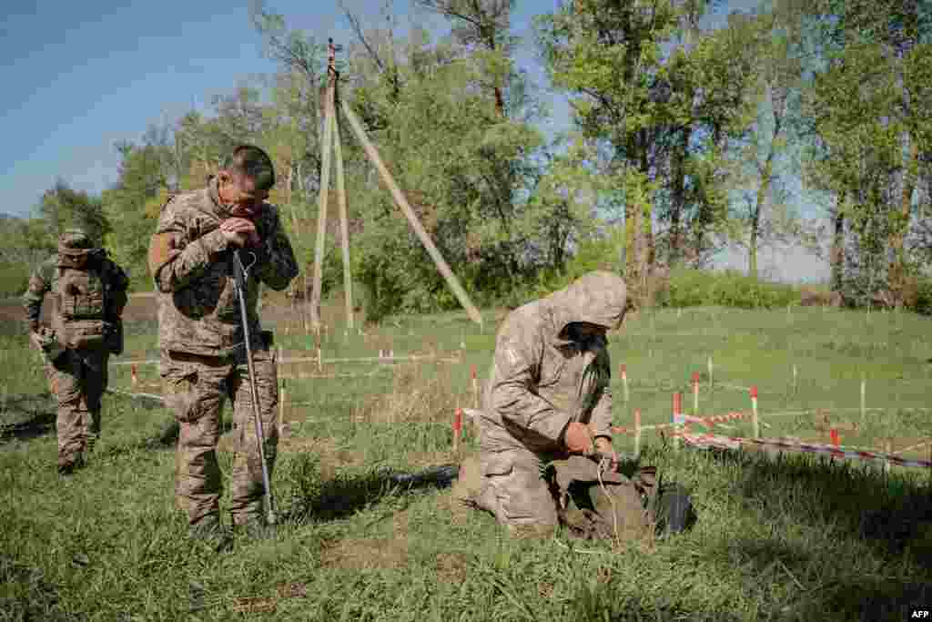 Az aknaveszély az ukrán mezőgazdaság termelékenységére is nagy hatással van Vitalij Koval miniszter elmondása szerint. Az ország teljes területének egyötöde potenciálisan szennyezett aknákkal vagy robbanóanyagokkal a kormányzati adatok szerint. Ez nagyjából akkora terület, mint Görögország