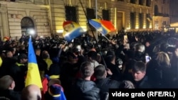 Duminică seară, pe 9 martie 2025, după anunțarea deciziei BEC de invalidare a candidaturii lui Călin Georgescu la alegerile prezidențiale, în fața sediului Biroului Electoral din București a izbucnit un protest, care a devenit ulterior violent.