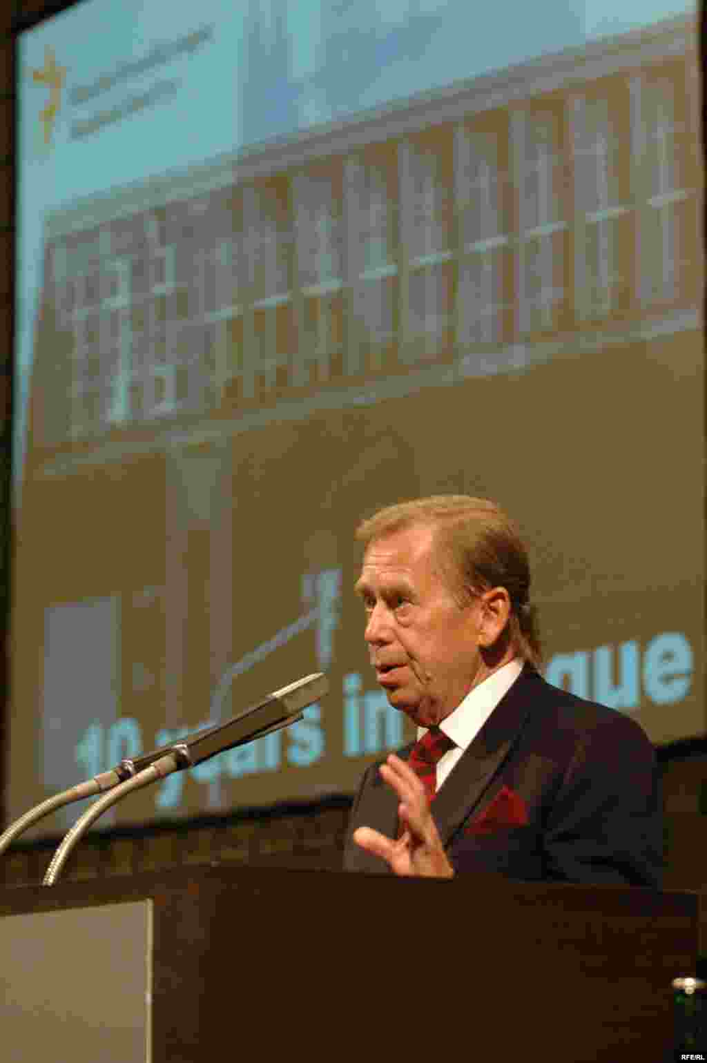 В 1994 году Вацлав Гавел предложил корпорации Радио Свободная Европа/Радио Свобода переехать в Прагу, что и случилось в 1995 году. На фотографии президент Чехии Вацлав Гавел в штаб-квартире РСЕ/РС в Праге в 2005 году&nbsp;&ndash; через десять лет после того, как радиостанция начала вещание из Чехии.&nbsp;