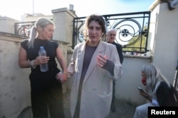 Белла Мэй Калли (справа) с матерью