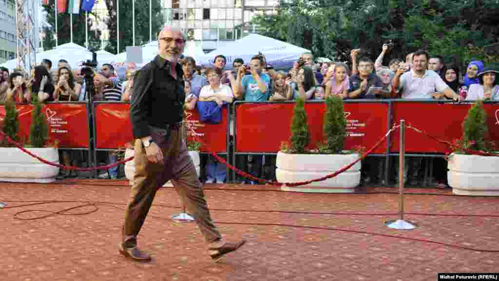 Muzičar Dino Merlin na crvenom tepihu.