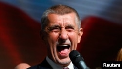 Поранешниот чешки премиер Андреј Бабиш ја прославува победата на парламентарните избори на 4 октомври.