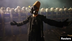 Мъж в дервишки одежди и противогаз участва в протестите в Турция, след като кметът на Истанбул Екрем Имамоглу беше арестуван по обвинения в корупция и връзки с Кюрдската работническа партия. Десетки хиляди хора излязоха на протести в Истанбул и други градове.