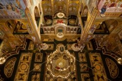 Petar Antonjoli: 'Ako govorimo o vjeroispovijesti, možda bi trebali da se svi malo više okrenemo vjeri umjesto instituciji, da se okrenemo jedni drugima i da počnemo više brinuti o svom komšiji, svom prijatelju.'(Fotografija: jutarnja liturgija u Sabornom hramu Hristovog Vaskrsenja u Podgorici, 30. decembar 2019)