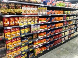 Produkte të Kosovës dhe të vendeve të tjera, të vendosura në një dyqan në Prishtinë.