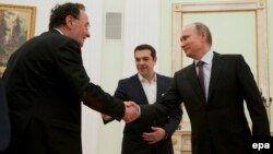 Президент РФ Владимир Путин обменивается рукопожатием с в то время министром энергетики Греции Панайотисом Лафазанисом, рядом с которым стоит тогдашний премьер-министр Греции Алексис Ципрас. Москва, 8 апреля 2015 года. В 2023 г. Лафазанис учредил пророссийскую партию ДИКЕА