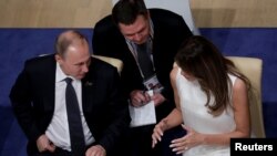 Vladimir Putin u razgovoru sa prvom damom SAD, Melanijom Tramp, u Hamburgu