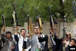 U Jemenu već treću godinu traje oružani sukob (Foto: Naoružani muškarci lojalni Hutima, Jemen, 21. april 2016.)