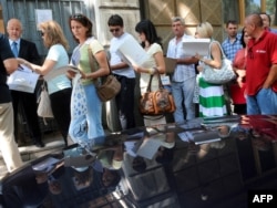 Red za vizu ispred Ambasade Grčke u Beogradu, fotografija iz jula 2009. U decembru iste godine Evropska unija je ukinula vize za građane Srbije.