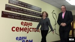 Архивска фотографија -Вицепремиерката Теута Арифи и известувачот во Европарламентот за Македонија Ричард Ховит