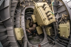 Тениската на партньора на Сатор е все още мокра, докато двамата влизат в кораба