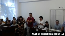 Вид на зал суда во время заседания по делу Жанболата Мамая (на скамье подсудимых). Алматы, 14 августа 2017 года.