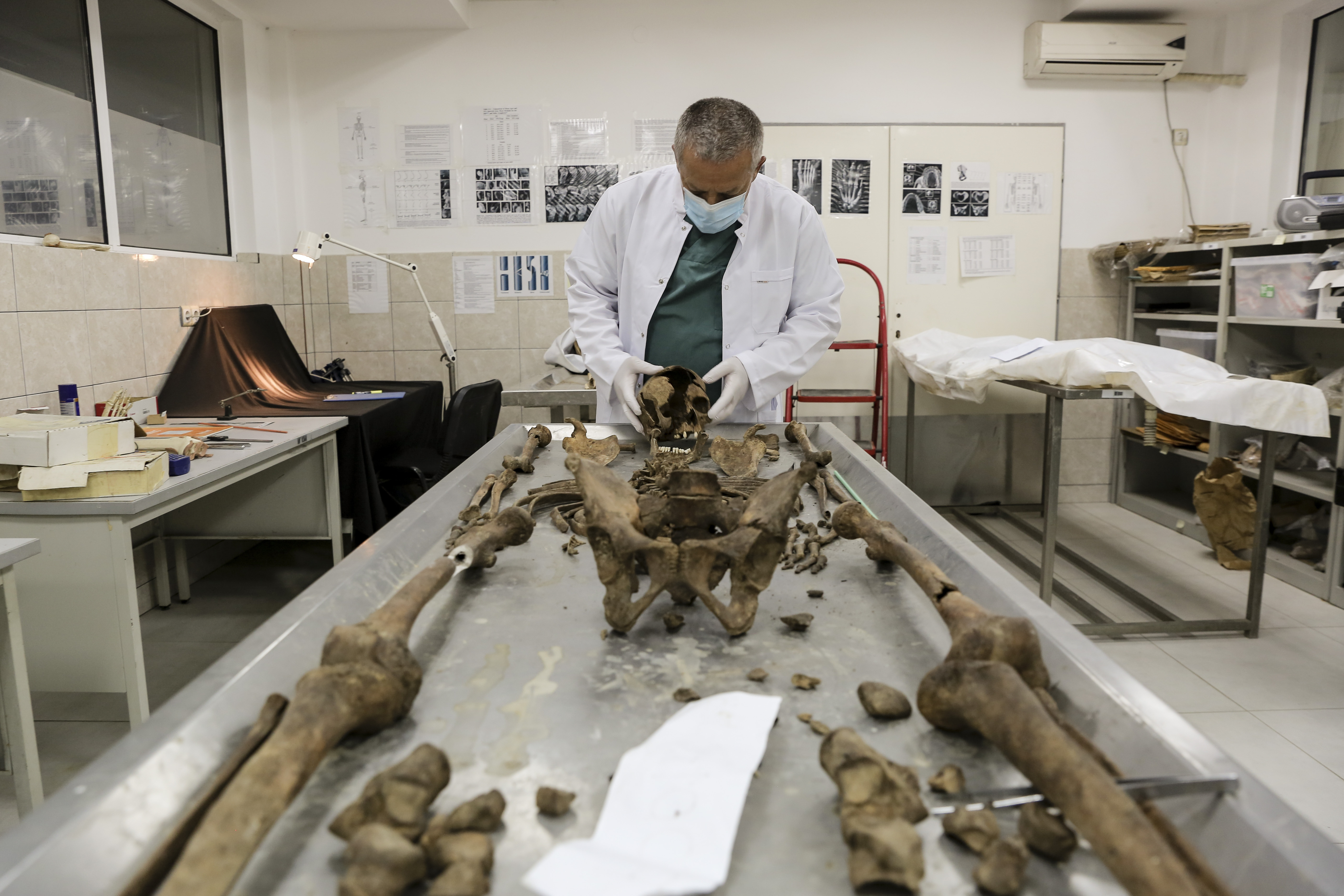 Forenzički stručnjak Arsim Gerxhailu radi na posmrtnim ostacima u Institutu za forenzičku medicinu u Prištini, 30. april 2020. 