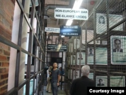 Одна из экспозиций Музея истории апартеида в ЮАР, расположенного в Претории