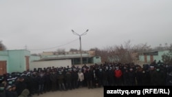 Нефтяники компании Oil Construction Company (ОСС) на акции протеста. Актау, 18 января 2017 года.