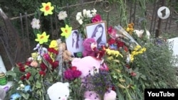 Flori și jucării în amintirea victimei