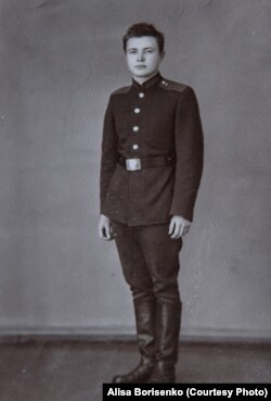 Юлий Сергеевич Худяков после службы в Советской армии.