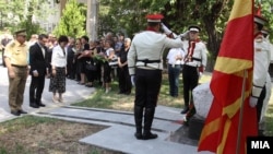Министерот за одбрана Фатмир Бесими положи цвеќиња на споменикот на загинатите бранители во 2001.