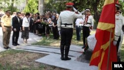 Министерот за одбрана Гатмир Бесими и Шефот на Генералтабот на АРМ Горанчо Котевски положија цвеќиња на споменикот на загинатите бранители во 2001.