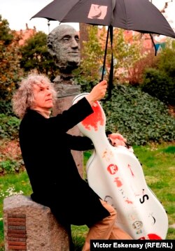 Violoncelistul Steven Isserlis lîngă bustul lui Rostropovici