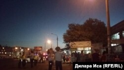 Сотрудники полиции у центрального рынка накануне назначенного сноса. Шымкент, 29 июля 2018 года.