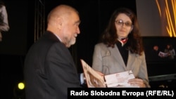 Melisa Ismičić prima nagradu