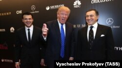 Эмин Агаларов (слева направо), Дональд Трамп и Арас Агаларов в 2013 году. Москва, конкурс "Мисс Вселенная"