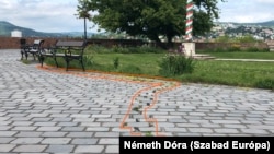 Az Esztergomi Rondella tetején lévő kis park kövezetét néhány éve újították fel, az azóta kialakult repedéseken jól látszik, hogy a falak folyamatosan mozonak.