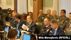 Ministar poslicije Ivica Dačić pokazuje Zakon o policiji na sednici Odbora za odbranu i unutrašnje poslove, 18. mart 2025.