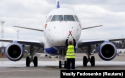 A Belavia utasszállító gépe landol a minszki repülőtéren 2019-ben.