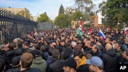 სოხუმში შედარებით მშვიდი უქმეების შემდეგ, ორშაბათს, 18 ნოემბერს, არაერთი მნიშვნელოვანი ამბავი მოხდა.