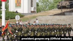 Orosz katonák a győzelemnapi parádén Tiraszpolban 2018. május 9-én