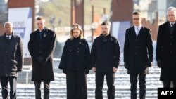 Претседателот на Европскиот совет Антонио Коста, летонскиот претседател Едгарс Ринкевичс, првата дама на Украина, Олена Зеленска, украинскиот претседател Володимир Зеленски, финскиот претседател Александар Стуб и литванскиот претседател Гитанас Наузеда во Киев