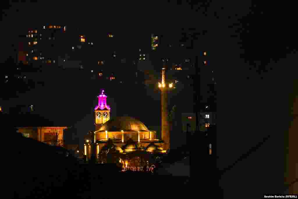 Sahat-Kulla e ndriçuar rozë në kuadër të aktiviteteve të organizuara me qëllim të ndërgjegjësimit për rëndësinë e zbulimit të hershëm të kancerit të gjirit. Prishtinë 29 tetor 2024.