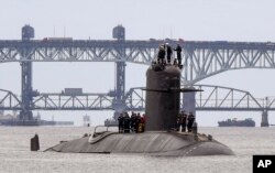 Az FNS Améthyste francia atom-tengeralattjáró halad felfelé a connecticuti Thames-folyón a grotoni amerikai tengeralattjáró-bázis felé 2021. szeptember 1-jén