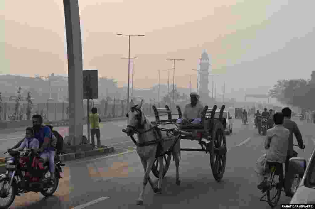 Zbog alarmantnog nivoa zagađenja vazduha u Lahoru u Pakistanu, gde je indeks kvaliteta vazduha dostigao opasne nivoe, uvedeno je novo radno vreme za škole. Od 28. oktobra do 31. januara nastava u školama počinje u 8.45.