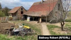 Az aktivisták segítettek az embereknek regisztrálni, maguktól nem tudtak volna. Domony, 2021. április 20-án