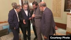 Iranski ministar spoljnih poslova Abas Arakči i članovi iranske delegacije se savetuju na pregovorima u Muskatu 12. aprila 2025.